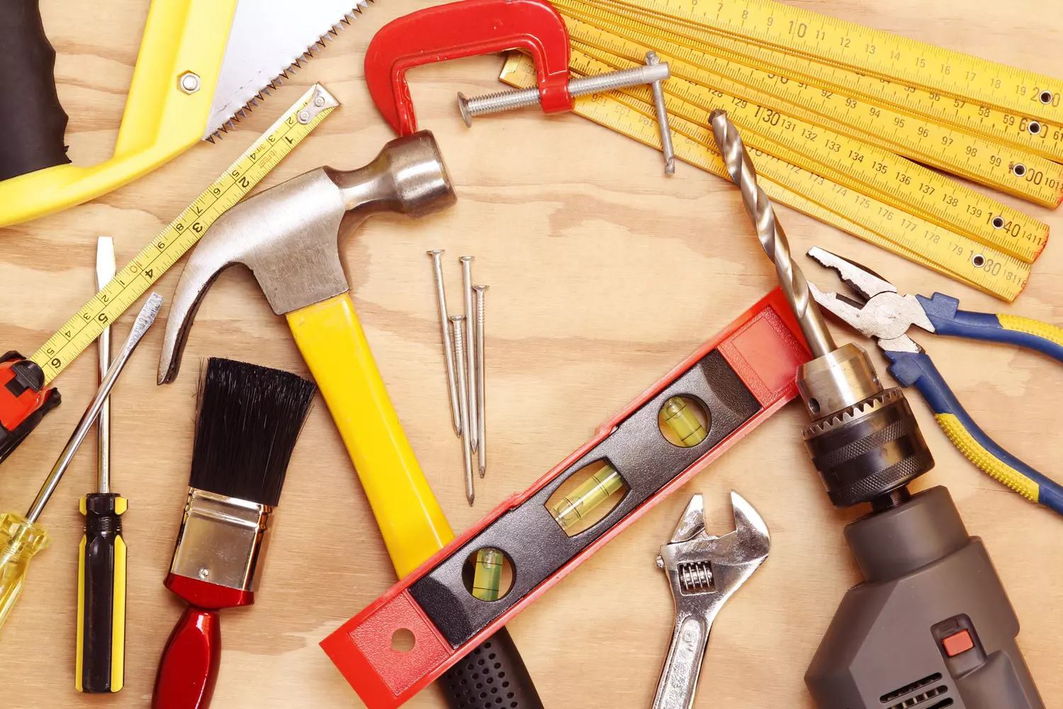Outils de bricolage sur un établi
